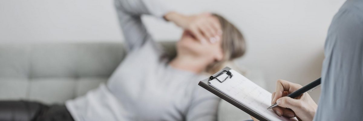 erwachsene-frau-bei-der-therapiesitzung (1)