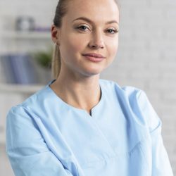 vorderansicht-des-weiblichen-physiotherapeuten-der-aufwirft vorderansicht-des-weiblichen-physiotherapeuten-der-aufwirft