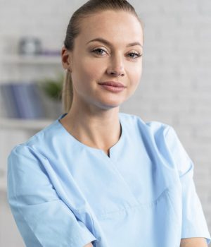 vorderansicht-des-weiblichen-physiotherapeuten-der-aufwirft vorderansicht-des-weiblichen-physiotherapeuten-der-aufwirft